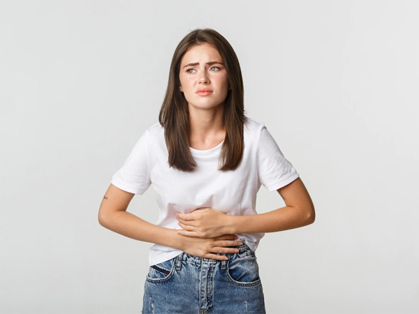 Abdominal Pain – महिलाओं में अचानक पेट दर्द के कारण