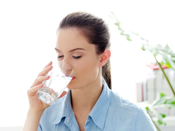 रोजाना 2 से 3 लीटर पानी पिएं  Weight loss Tips